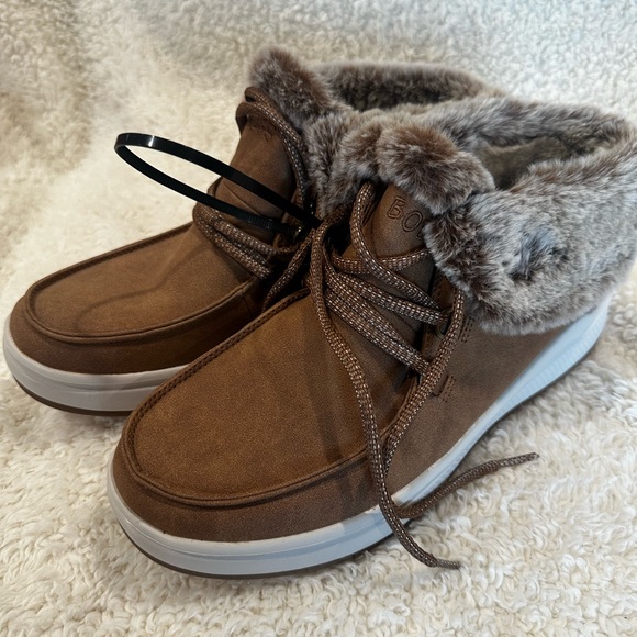 Skechers Brown Winter Boots with Fleece Lining - Picture 1 of 4